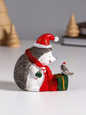 Фигурка полистоун «Ёжик в красном колпак и шарфе, с подарком и птичкой», 8.5x5x9.5 см