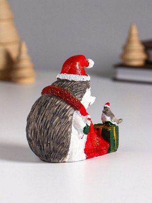 Фигурка полистоун «Ёжик в красном колпак и шарфе, с подарком и птичкой», 8.5x5x9.5 см