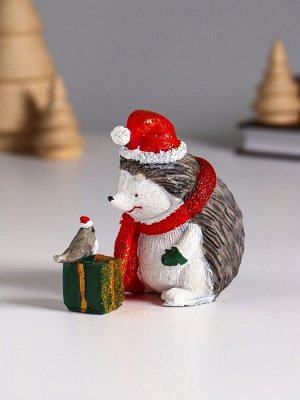 Фигурка полистоун «Ёжик в красном колпак и шарфе, с подарком и птичкой», 8.5x5x9.5 см
