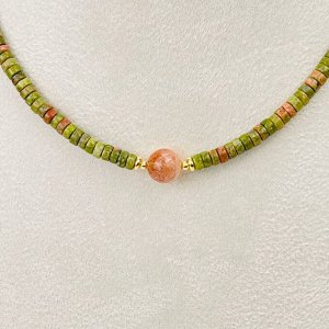 Колье из Унакита и Солнечного камня