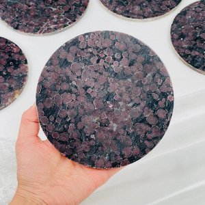 Подставка декоративная из Граната с Арфедсонитом