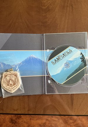 Сувениры: DVD-диск о Камчатке + брелок