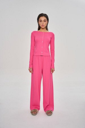 Комплект Цвет: розовый

Комплект состоит из лонгслива slim-силуэта и прямых брюк свободного кроя, оформленных брендированной нашивкой.
Рост модели 168 см. На модели 42 размер.
Параметры модели 80-60