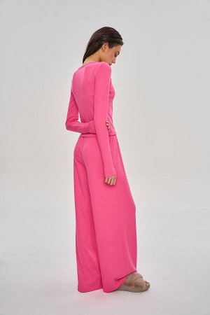 Комплект Цвет: розовый

Комплект состоит из лонгслива slim-силуэта и прямых брюк свободного кроя, оформленных брендированной нашивкой.
Рост модели 168 см. На модели 42 размер.
Параметры модели 80-60