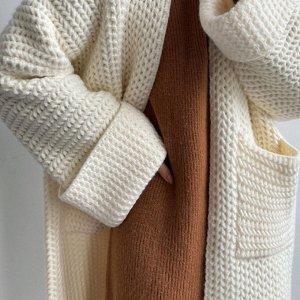 Однотонный длинный вязаный кардиган с карманами, белый