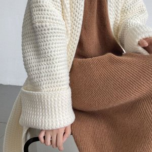 Однотонный длинный вязаный кардиган с карманами, белый