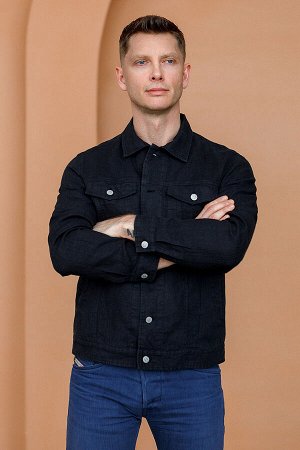Жакет Артикул: 4002
Состав: ЛЕН 100%
Плотность ткани: 180 гр/м²
Интерпретаций на тему мужской джинсовой куртки великое множество. Представляем вам ещё
один вариант, выполненный из льна. Эта модель обл