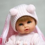 Блондинка в розовой одежде
