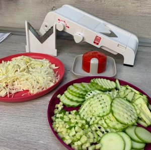 Овощерезка Мандолина™ с 2 встроенными насадками - Tupperware®.
