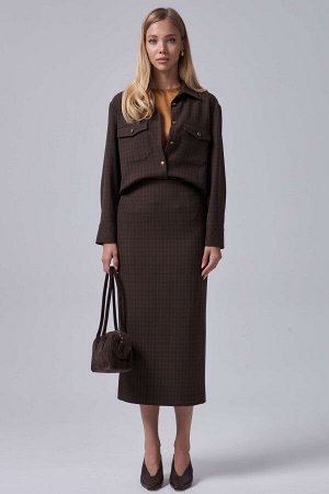 Рубашка Рубашка из костюмного полотна в клетку. Модель прямого силуэта, слегка спущенная линия плеча. Застежка на петли и акцентные пуговицы. По переду карманы. По спинке кокетка.
Материал — Костюмная