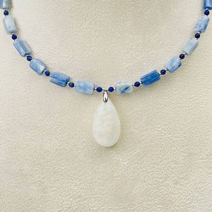 Колье из Кианита и Содалита с кулоном из Лунного камня