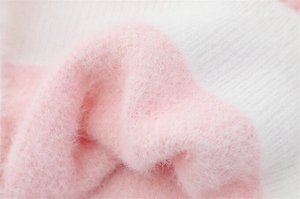 Свитер Этот свитер выполнен из мягкой и приятной ткани, обеспечивая комфорт в повседневной носке. Стильный дизайн и универсальные цвета позволяют легко сочетать его с разной одеждой. Он отлично подход