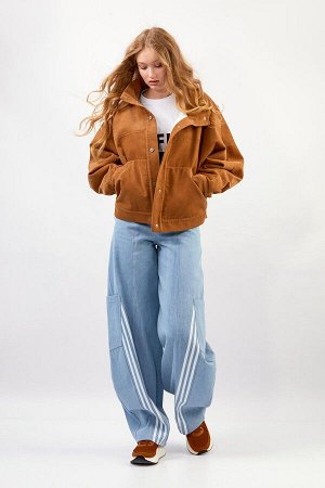 Куртка Куртка из вельвета :
- свободный силуэт  
- утеплённая флисовой подкладкой  
- рукав покроя «летучая мышь»  
- передняя кокетка, цельнокроенная с рукавом  
- кокетка на спинке с вышитой апплика