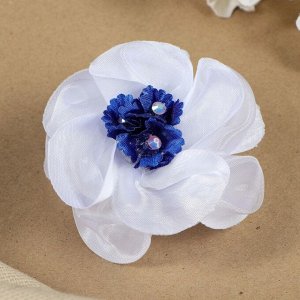 Бант для девочек с резинкой "Василёк" белый, с синим цветком, 7 см