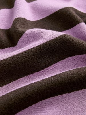 Purple Stripe — компактный, уютный джемпер с круглым вырезом и разрезами по бокам