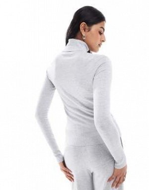 топ Водолазка Stradivarius с длинными рукавами, серый цвет, комплект (Stradivarius – Lang?rmliges Rollkragen-Strickoberteil in Grau, Kombiteil) Топ от Stradivarius * Часть комплекта * Брюки продаются 