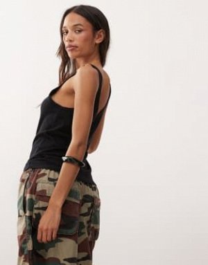 Топ Будний день – майка черного цвета (Weekday – Tr?gertop in Schwarz) Топ Weekday * Простой дизайн * Вырез лодочкой * Фиксированные бретели * Классический крой Код товара: 144138524