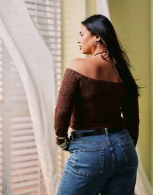топ Топ ASOS DESIGN Curve с длинными рукавами и открытыми плечами, с халтер-воротником, шоколадно-коричневого цвета, с пушистой текстурой (ASOS DESIGN Curve – Lang?rmliges, schulterfreies Neckholder-O