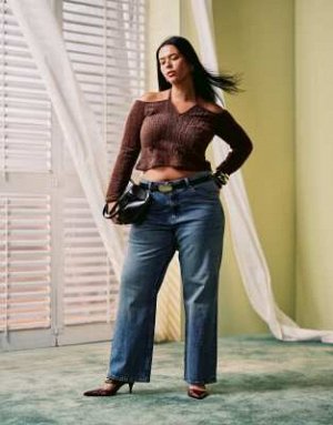 топ Топ ASOS DESIGN Curve с длинными рукавами и открытыми плечами, с халтер-воротником, шоколадно-коричневого цвета, с пушистой текстурой (ASOS DESIGN Curve – Lang?rmliges, schulterfreies Neckholder-O