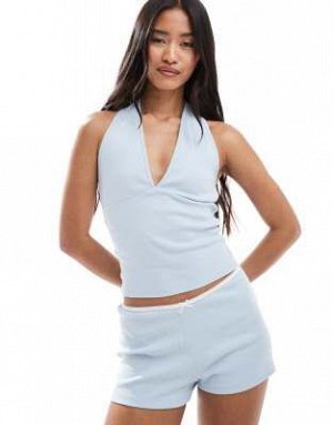 топ Топ Miss Selfridge на бретелях бледно-голубого цвета (Miss Selfridge – Neckholder-Top in Blassblau) Топ от Miss Selfridge * Простой дизайн * Бретели-халтер * Вырез на спине * Облегающий крой Код т