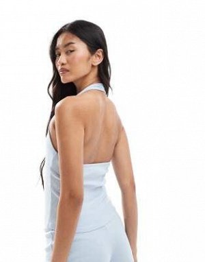 топ Топ Miss Selfridge на бретелях бледно-голубого цвета (Miss Selfridge – Neckholder-Top in Blassblau) Топ от Miss Selfridge * Простой дизайн * Бретели-халтер * Вырез на спине * Облегающий крой Код т