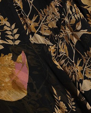 Черное платье-трапеция с короткими рукавами и цветочным принтом