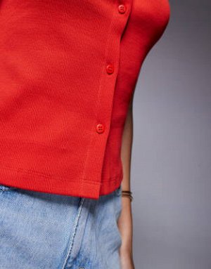 топ Майка ASOS DESIGN с широким вырезом и пуговицами, красного цвета (ASOS DESIGN – Durchgekn?pftes Tanktop in Rot mit weitem Ausschnitt) Топы от ASOS DESIGN * Высокий ворот * Без рукавов * Застежка н