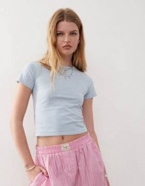 топ Reclaimed Vintage – укороченная футболка пудрово-голубого цвета (Reclaimed Vintage – Knapp geschnittenes T-Shirt in Puderblau) Топы Reclaimed Vintage * Эксклюзивно на ASOS * Простой дизайн * Кругл