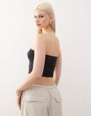 топ Топ без бретелек Noisy May черного цвета с принтом солнца и луны (Noisy May – Tr?gerloses Oberteil in Schwarz mit Sonnen- und Mondprint) Топы от Noisy May * Фасон бандо * Текст и принт с солнцем *