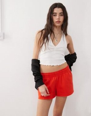 топ Топ Reclaimed Vintage с ребристым воротником-халтер и рюшами, белый цвет (Reclaimed Vintage – Geripptes Neckholder-Oberteil in Wei? mit Raffung) Топы Reclaimed Vintage * Эксклюзивно в ASOS * Хальт