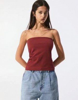 топ Удлиненный топ без бретелек Pull&Bear бордового цвета (Pull&Bear – Tr?gerloses Longline-Oberteil in Burgunderrot) Топы от Pull&Bear * Простой дизайн * Фасон бандо * Облегающий крой Код товара: 145