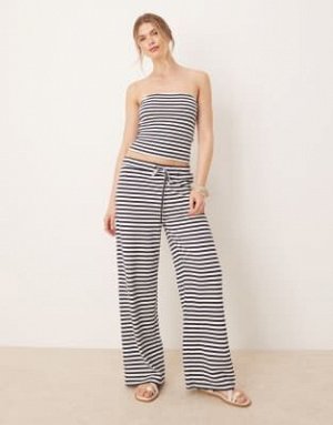 топ Топ без бретелек ASOS DESIGN в темно-синюю и белую полоску, комплект (ASOS DESIGN – Tr?gerloses Oberteil in Marineblau und Wei? gestreift, Kombiteil) Топы от ASOS DESIGN * Дизайн в полоску * Фасон