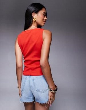 топ Майка ASOS DESIGN с широким вырезом и пуговицами, красного цвета (ASOS DESIGN – Durchgekn?pftes Tanktop in Rot mit weitem Ausschnitt) Топы от ASOS DESIGN * Высокий ворот * Без рукавов * Застежка н