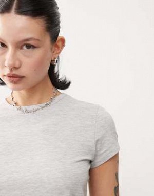 топ Футболка COLLUSION облегающего кроя цвета меланжевый серый (COLLUSION – Knapp geschnittenes T-Shirt in meliertem Grau) Топы от Collusion * Эксклюзивно на ASOS * Простой дизайн * Круглый вырез * Ко
