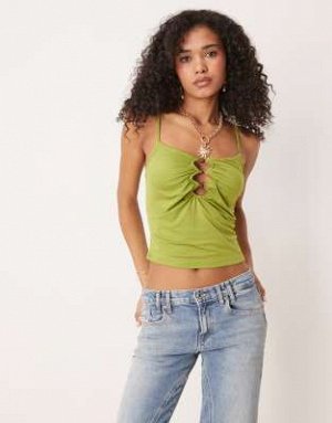топ Приталенный топ ASOS DESIGN зеленого цвета со сборками, вырезами и фурнитурой (ASOS DESIGN – Figurbetontes, gerafftes Camisole-Top in Gr?n mit Zierausschnitt und Metall-Details) Топы от ASOS DESIG