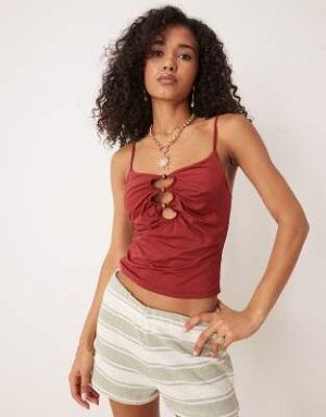 топ Приталенный топ-топ ASOS DESIGN Curve со сборками и вырезами бордового цвета (ASOS DESIGN – Figurbetontes, gerafftes Camisole-Top in Burgunderrot mit Zierausschnitt und Perlen-Detail) Топы от ASOS