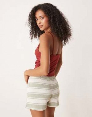 топ Приталенный топ-топ ASOS DESIGN Curve со сборками и вырезами бордового цвета (ASOS DESIGN – Figurbetontes, gerafftes Camisole-Top in Burgunderrot mit Zierausschnitt und Perlen-Detail) Топы от ASOS