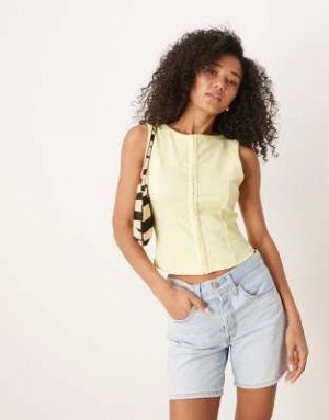 топ Топ без рукавов ASOS DESIGN на пуговицах, молочно-желтого цвета (ASOS DESIGN – ?rmelloses Oberteil in Buttermilchgelb mit Knopfleiste) Топы от ASOS DESIGN * Вырез лодочкой * Застежка на крючок и п