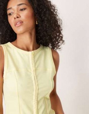 топ Топ без рукавов ASOS DESIGN на пуговицах, молочно-желтого цвета (ASOS DESIGN – ?rmelloses Oberteil in Buttermilchgelb mit Knopfleiste) Топы от ASOS DESIGN * Вырез лодочкой * Застежка на крючок и п