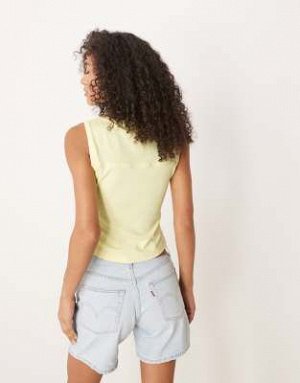 топ Топ без рукавов ASOS DESIGN на пуговицах, молочно-желтого цвета (ASOS DESIGN – ?rmelloses Oberteil in Buttermilchgelb mit Knopfleiste) Топы от ASOS DESIGN * Вырез лодочкой * Застежка на крючок и п