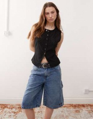 топ Reclaimed Vintage — черный жилет с пуговицами Broderie Anglaise (Reclaimed Vintage – Weste in Schwarz mit Lochstickerei und Knopfleiste) Топы Reclaimed Vintage * Эксклюзивно на ASOS * Круглый выре