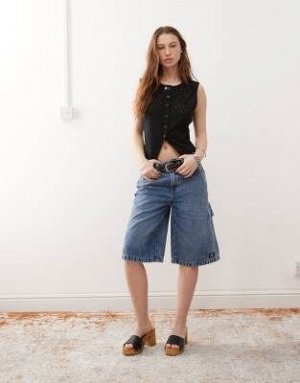 топ Reclaimed Vintage — черный жилет с пуговицами Broderie Anglaise (Reclaimed Vintage – Weste in Schwarz mit Lochstickerei und Knopfleiste) Топы Reclaimed Vintage * Эксклюзивно на ASOS * Круглый выре