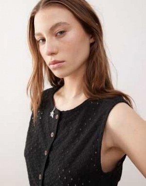 топ Reclaimed Vintage — черный жилет с пуговицами Broderie Anglaise (Reclaimed Vintage – Weste in Schwarz mit Lochstickerei und Knopfleiste) Топы Reclaimed Vintage * Эксклюзивно на ASOS * Круглый выре