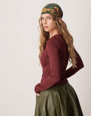 топ Топ из полиамида ASOS DESIGN с узлом бордового цвета (ASOS DESIGN – Oberteil aus Polyamid in Burgunderrot mit Knotendetail) Топы от ASOS DESIGN * Обновите свой образ * V-образный вырез * Длинные р