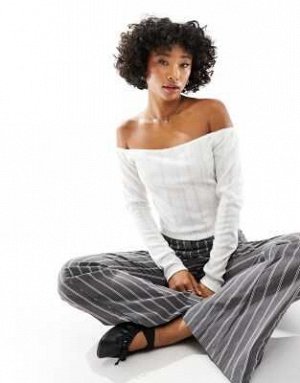 топ Топ ASOS DESIGN с открытыми плечами и отделкой цвета слоновой кости (ASOS DESIGN – Schulterfreies Oberteil in Elfenbeinwei? mit Besatz) Топы от ASOS DESIGN * Добавить в корзину * С открытыми плеча