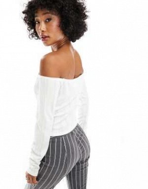 топ Топ ASOS DESIGN с открытыми плечами и отделкой цвета слоновой кости (ASOS DESIGN – Schulterfreies Oberteil in Elfenbeinwei? mit Besatz) Топы от ASOS DESIGN * Добавить в корзину * С открытыми плеча