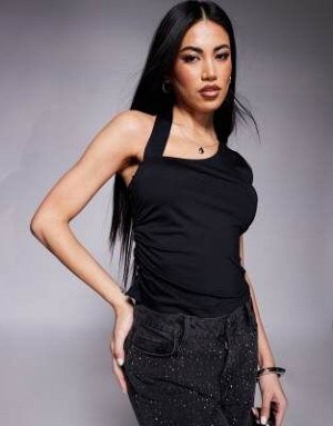 топ Майка ASOS DESIGN с завязками по бокам и сборками черного цвета (ASOS DESIGN – Tanktop in Schwarz mit Zierriemen und seitlicher Raffung) Топы от ASOS DESIGN * Простой дизайн * Асимметричный вырез 