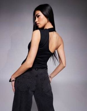 топ Майка ASOS DESIGN с завязками по бокам и сборками черного цвета (ASOS DESIGN – Tanktop in Schwarz mit Zierriemen und seitlicher Raffung) Топы от ASOS DESIGN * Простой дизайн * Асимметричный вырез 