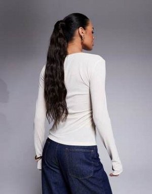 топ Топ ASOS DESIGN с круглым вырезом и отверстием для большого пальца цвета экрю (ASOS DESIGN – Geripptes, griffiges Oberteil in Ecru mit U-Ausschnitt und Daumenl?chern) Топы от ASOS DESIGN * Вырез л