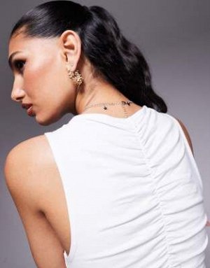 топ Топ ASOS DESIGN с халтер-воротником и сборкой на спине, белый цвет (ASOS DESIGN – Neckholder-Oberteil in Wei? mit geraffter R?ckseite) Топы от ASOS DESIGN * Круглый вырез * Без рукавов * Присборен